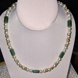 Elegant Green Jade and Pearl Necklace